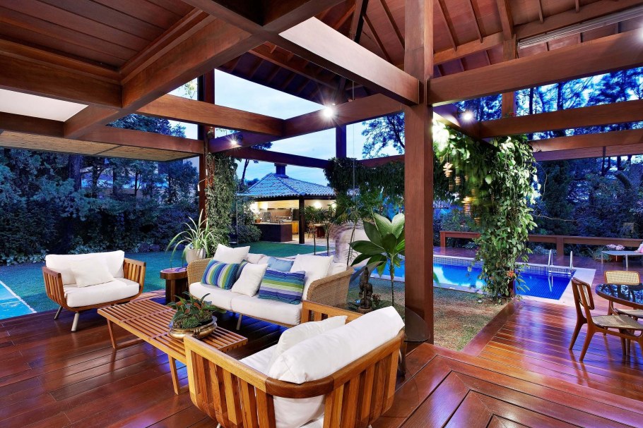 Дома с террасой и бассейном