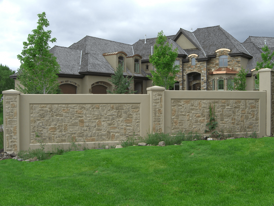 Забор облицованный камнем