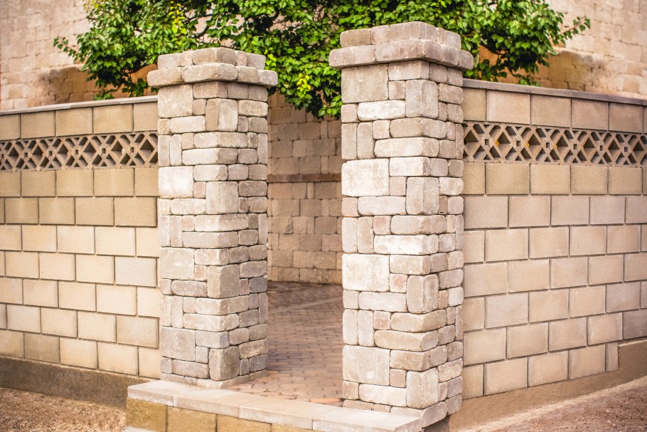 Заборный блок рваный камень