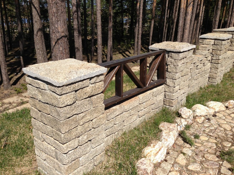 Забор из блоков с решетками