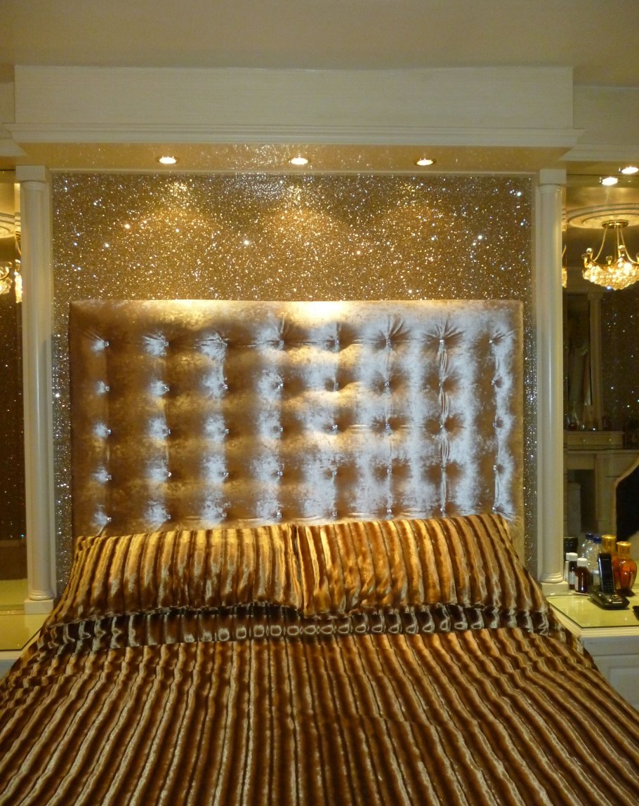 Спальня с золотом