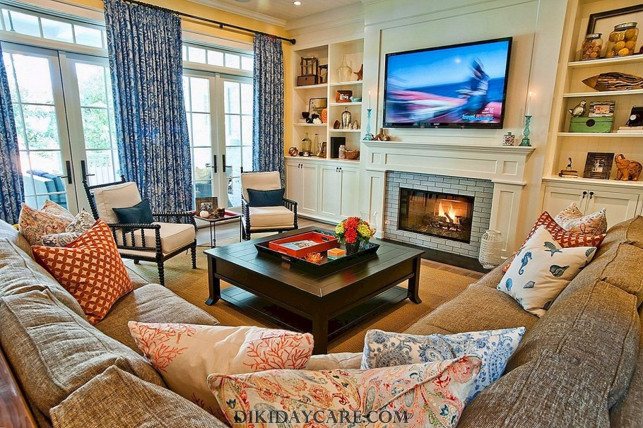 Гостиная с камином и телевизором