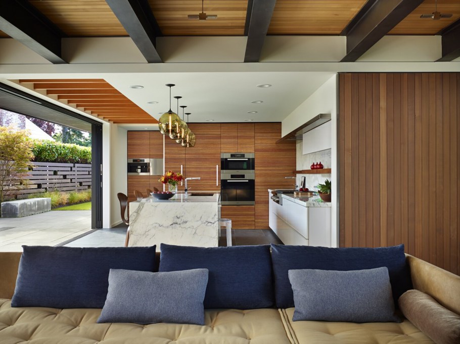 Интерьер кухни гостинной с имитацией бруса