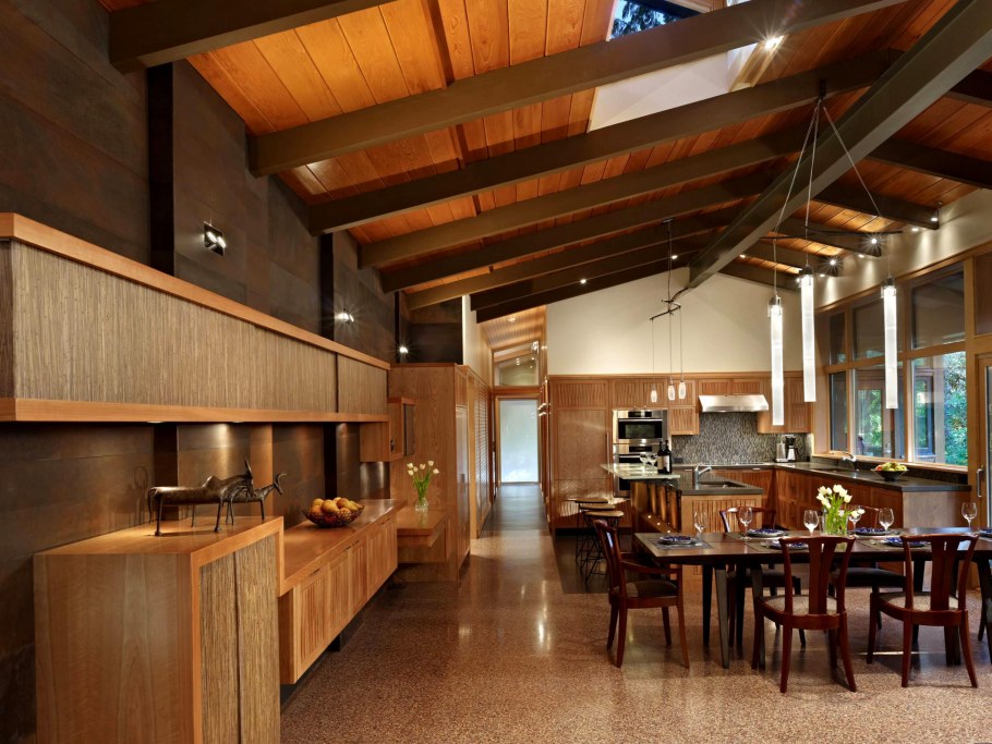 Потолок из имитации бруса в гостиной