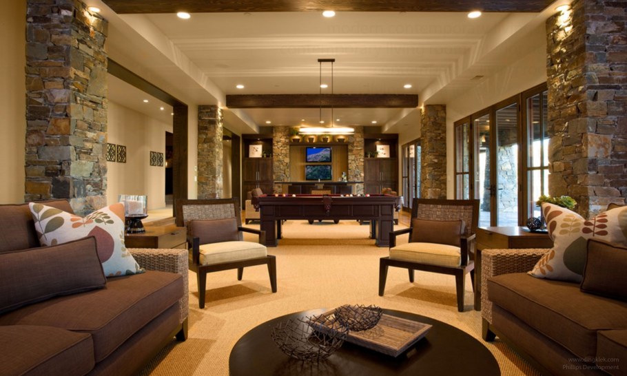 Колонны из натурального камня в интерьере гостиной