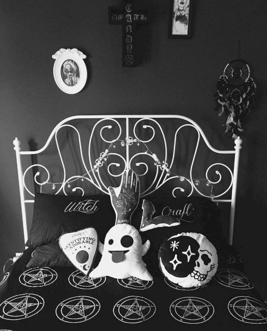 Декор комнаты для Гота