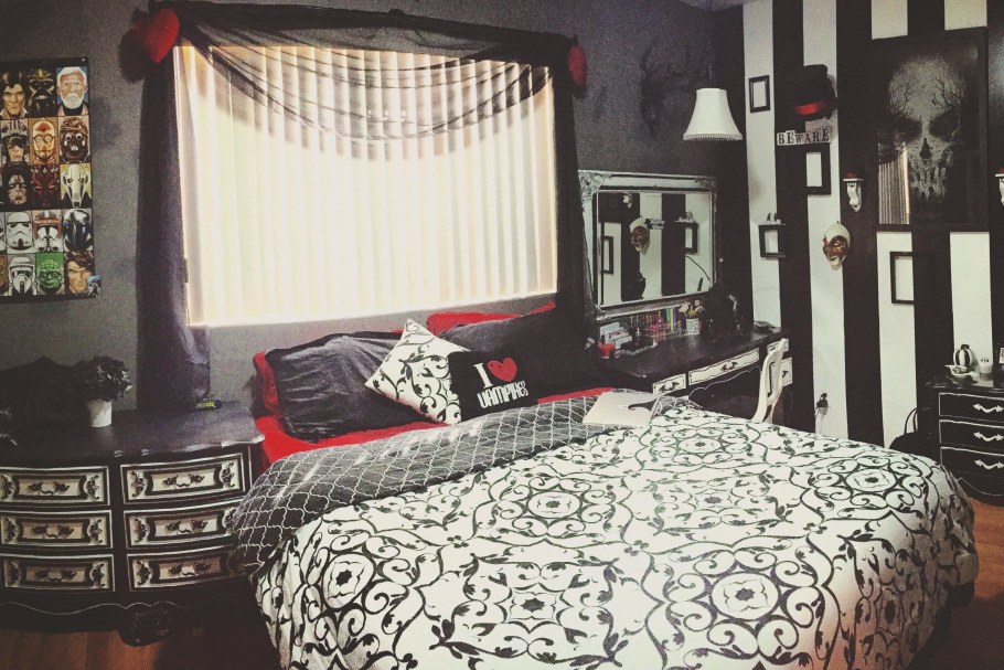 Комната в готическом стиле для подростка