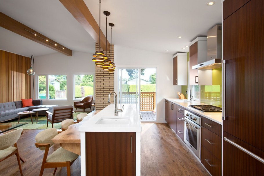 Интерьер кухни студия под дерево