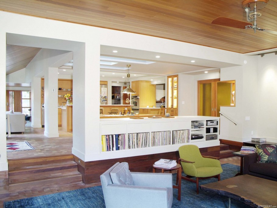 Гостиная с колонной посередине