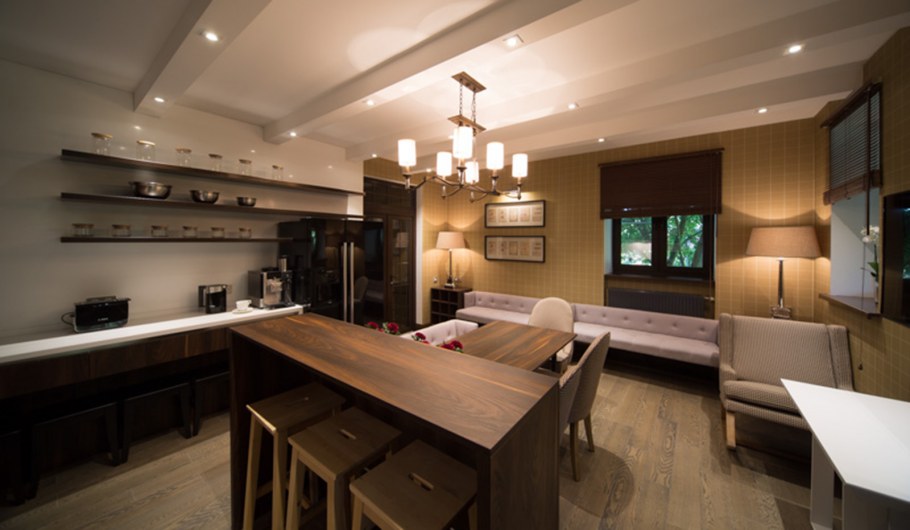 Балки на потолке в кухне гостиной