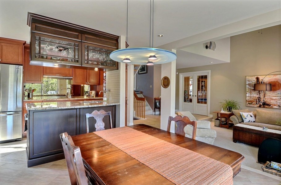 Остров разделяющий кухню и гостиную