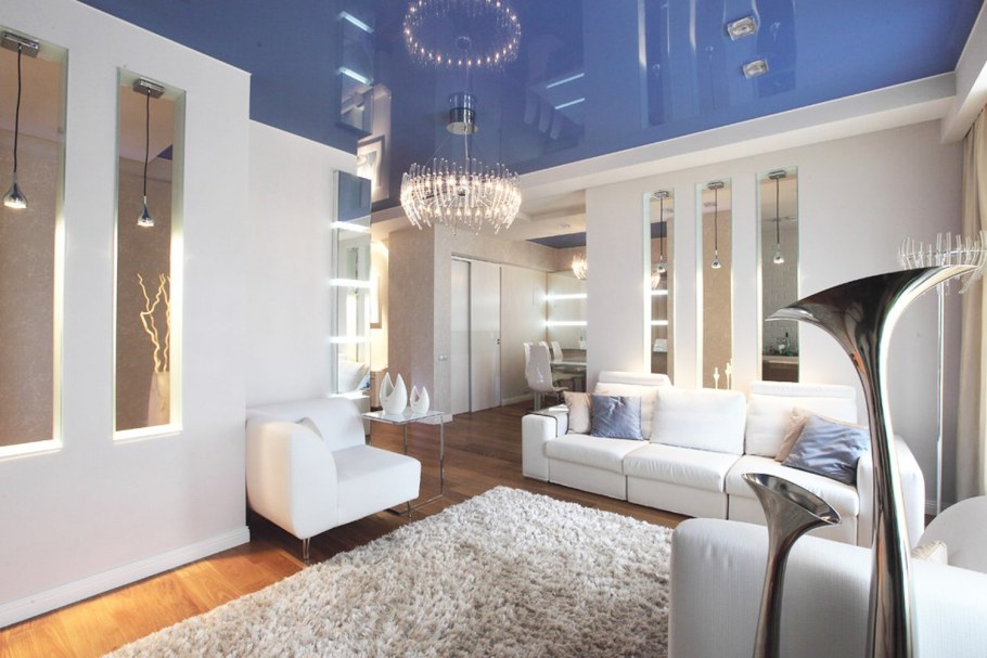 Глянцевый потолок натяжной в гостиной