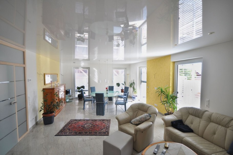 Черный глянцевый потолок