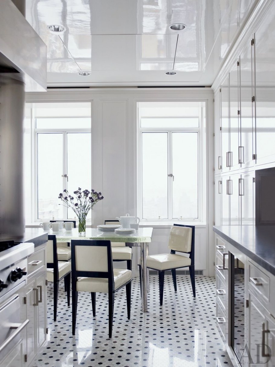 Красный натяжной потолок