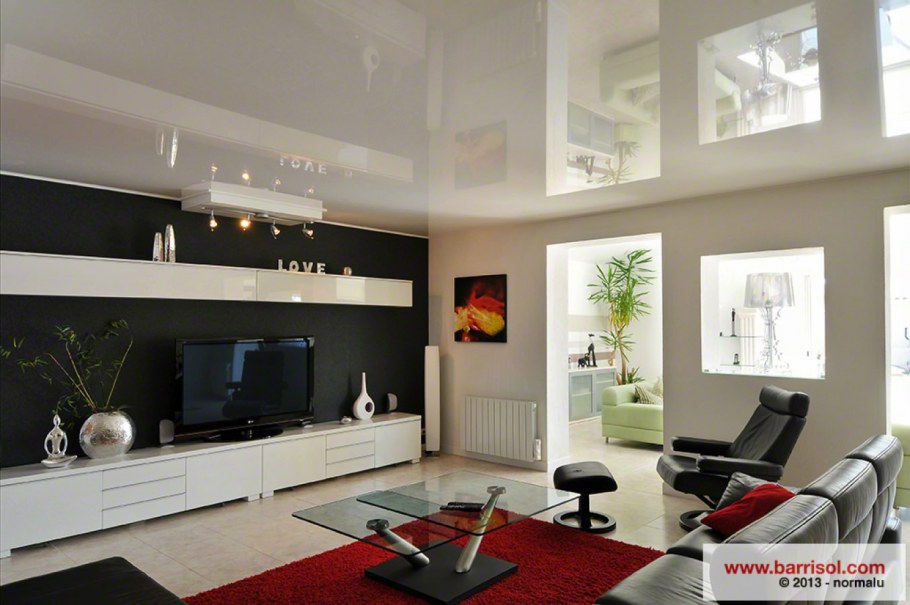 Черный глянцевый потолок