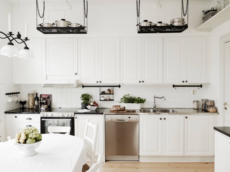 Черно белая кухня в скандинавском стиле