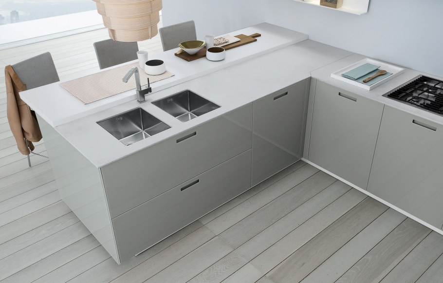 Кухонный остров с плитой и мойкой