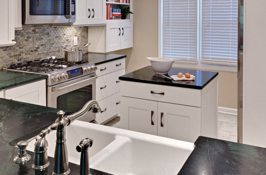 Кухонный гарнитур угловой с островом