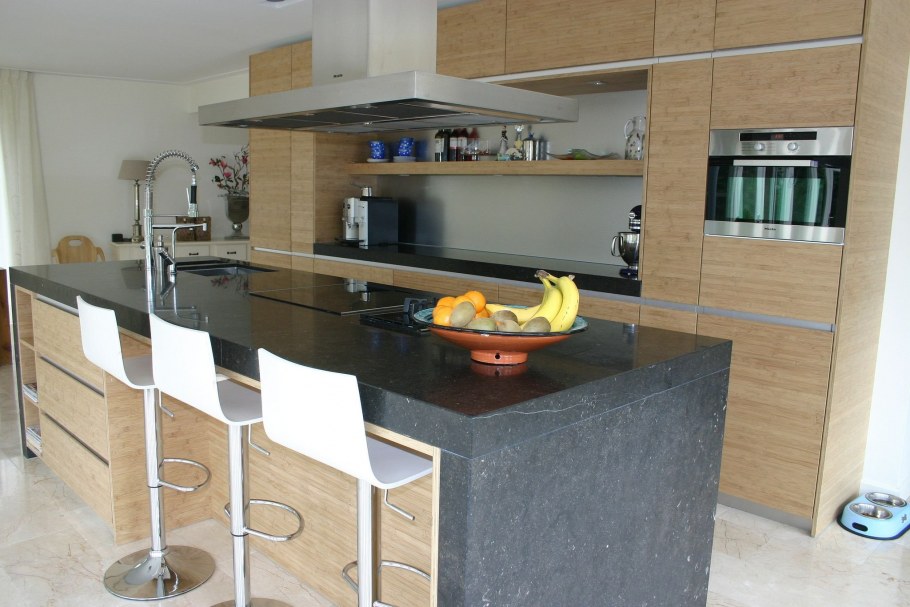 Кухонный остров с плитой в скандинавском стиле