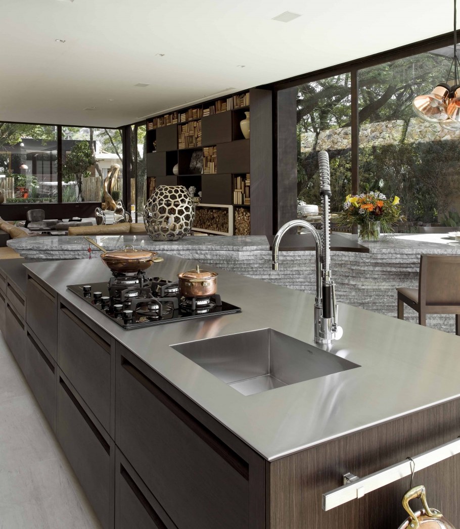 Кухонный остров с плитой