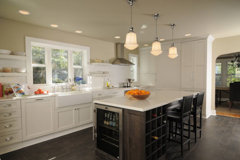 Кухня с окном и островком