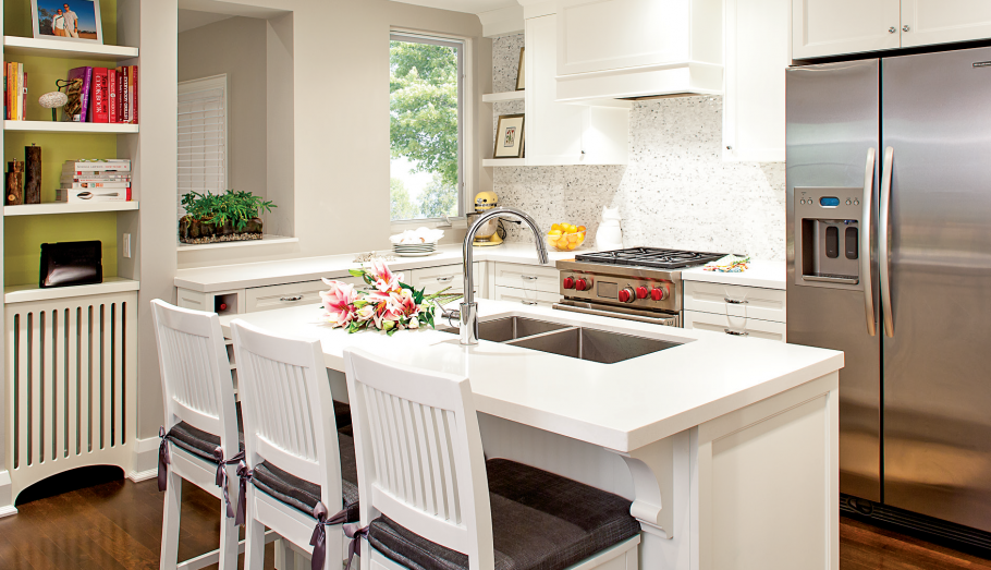 Кухонный гарнитур посередине кухни