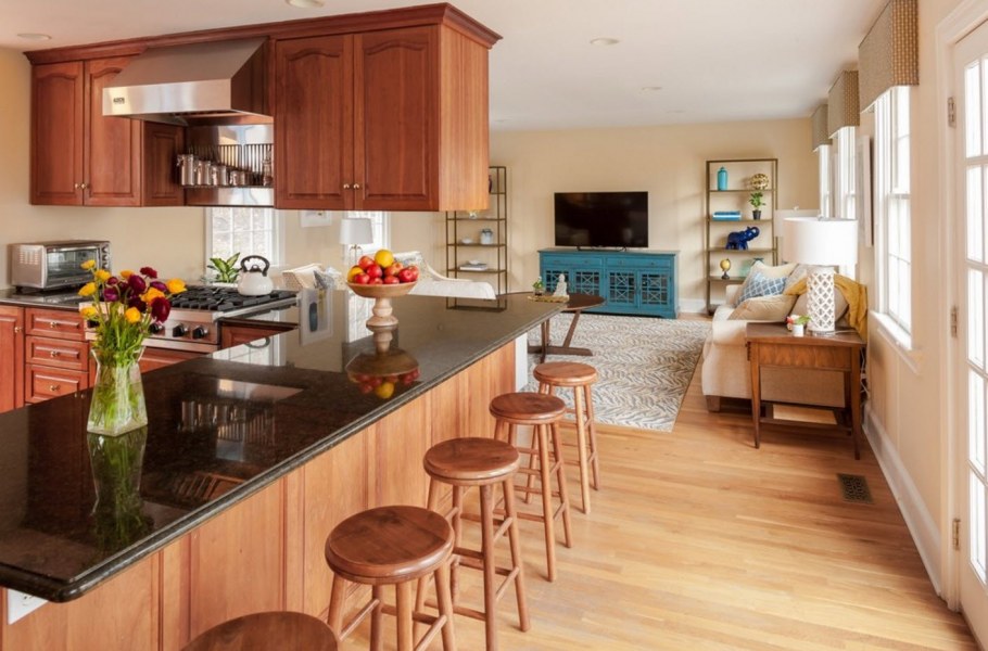 Кухонный гарнитур с обеденной зоной