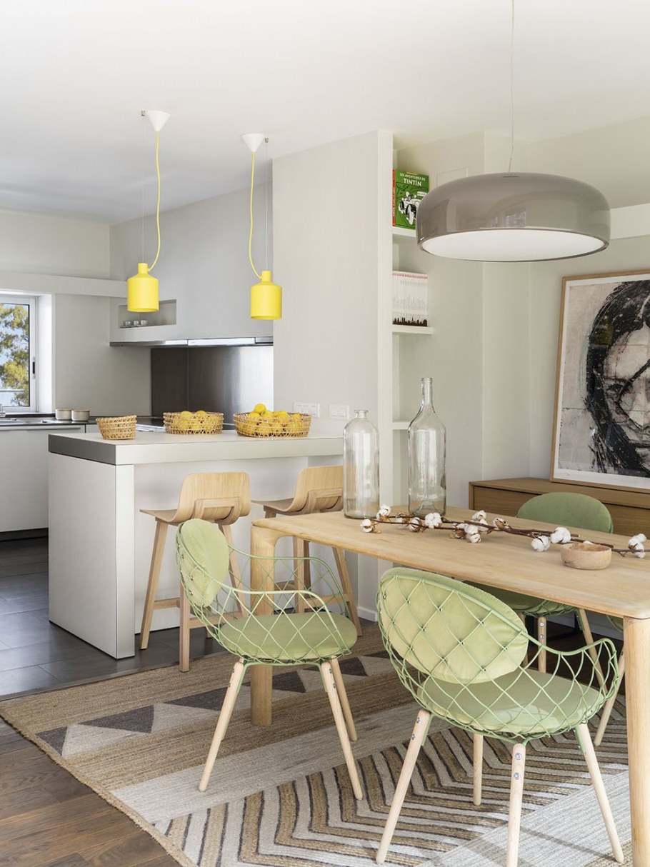 Кухня с обеденной зоной у окна