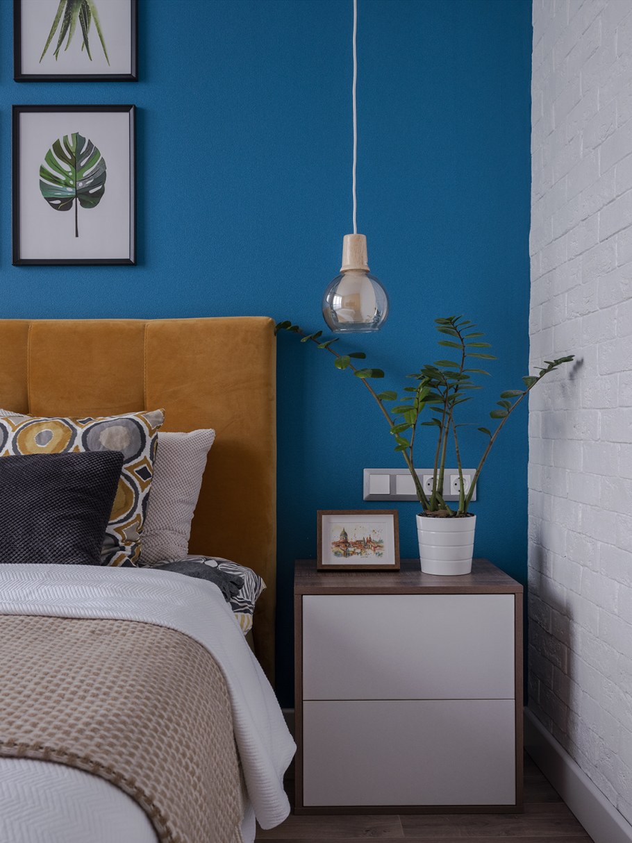 Синяя акцентная стена