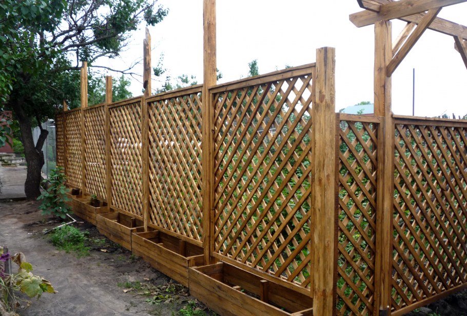 Красивый забор из штакетника деревянного