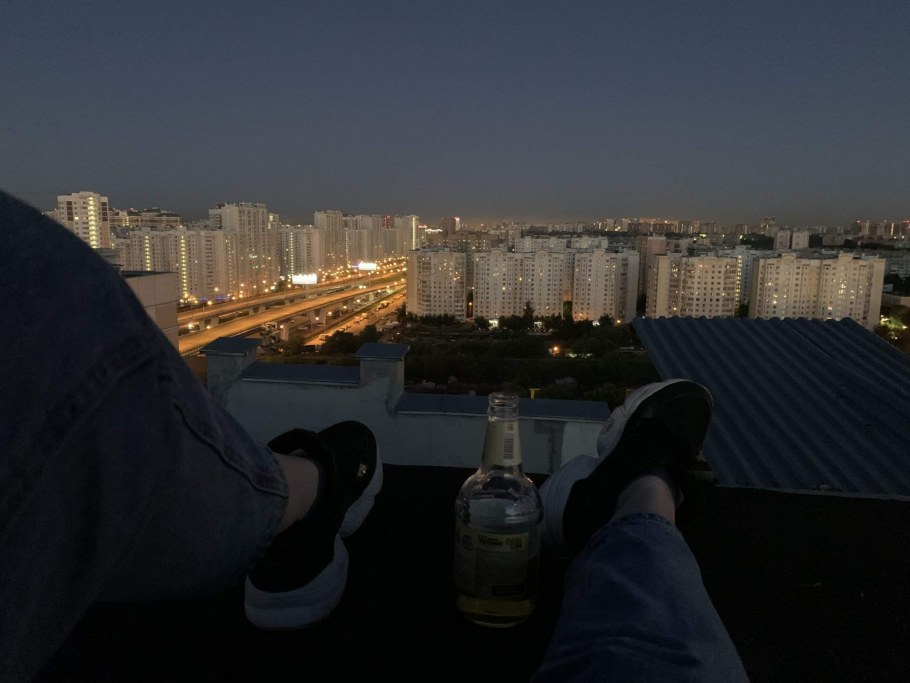 Крыша 12 этажного дома ночью Эстетика