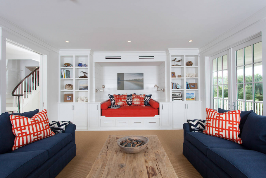 Диван между шкафами в интерьере