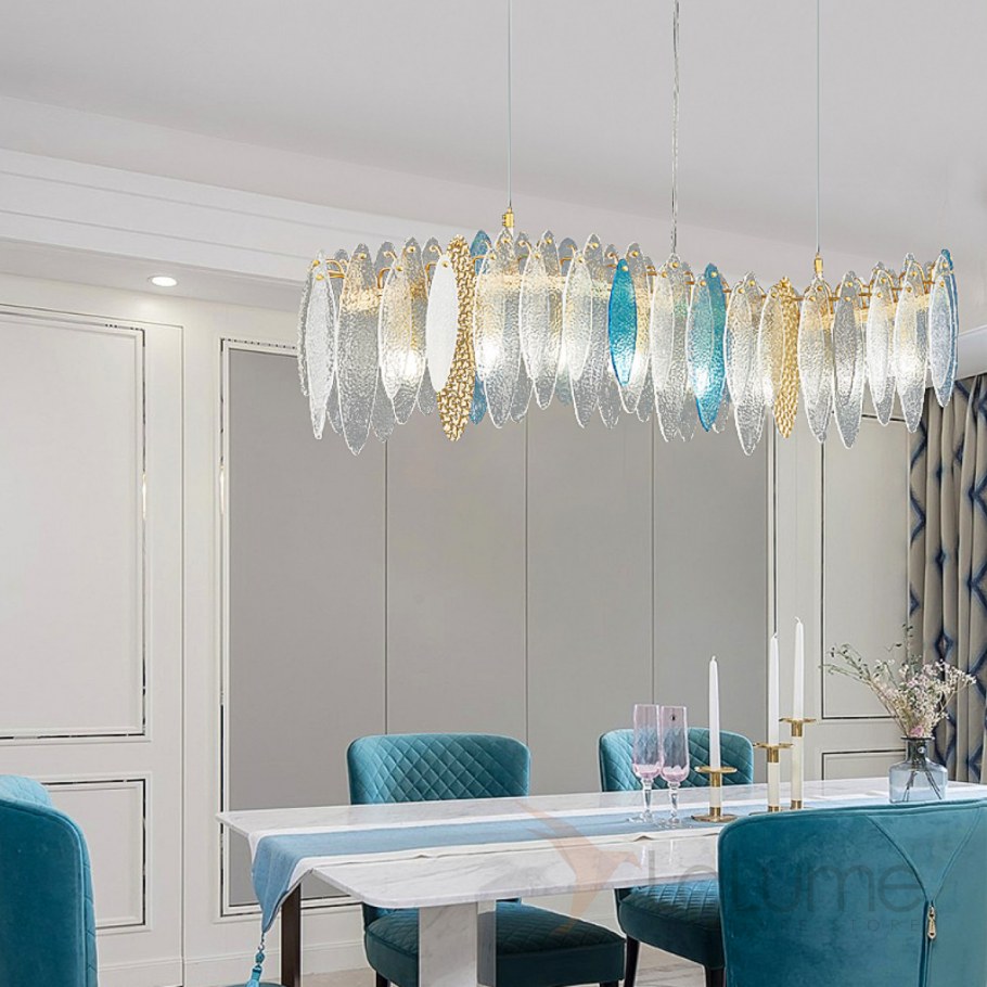 Люстра с декором из стеклянных лепестков