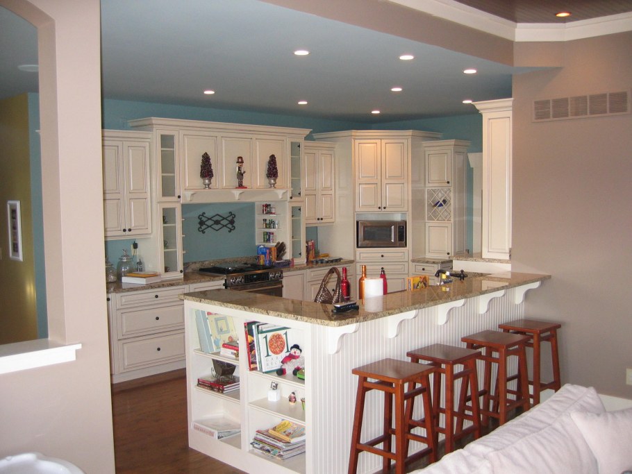 Кухня-гостиная с барной стойкой в стиле Прованс