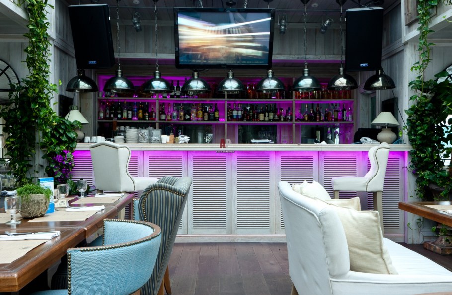 Кухня в стиле Прованс с барной стойкой