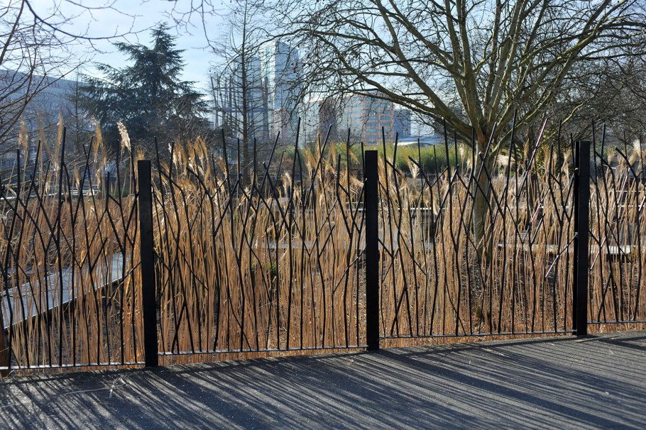 Оригинальный забор из дерева