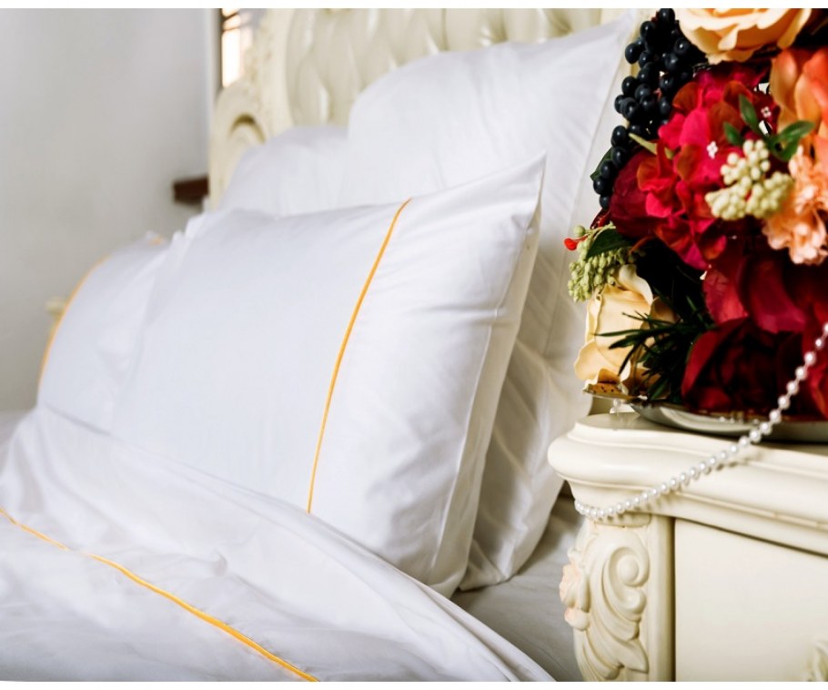 Белое белье цветной кант