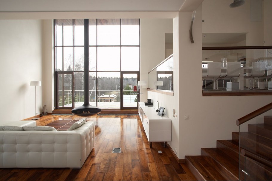 Гостиная с панорамными окнами в частном доме