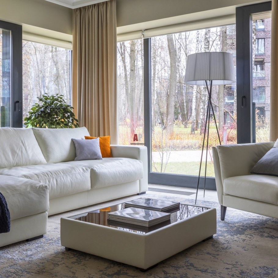 Гостиная с витражными окнами