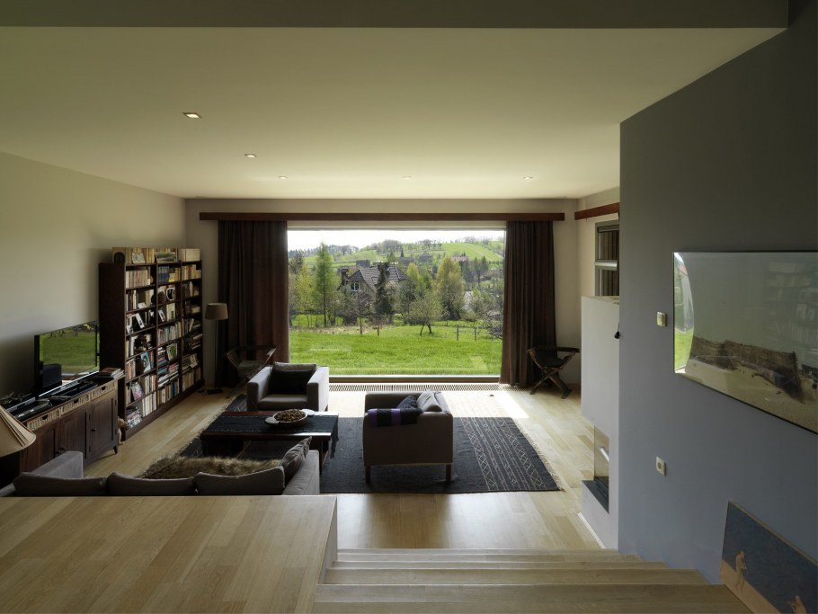 Гостиная с большим окном в частном доме