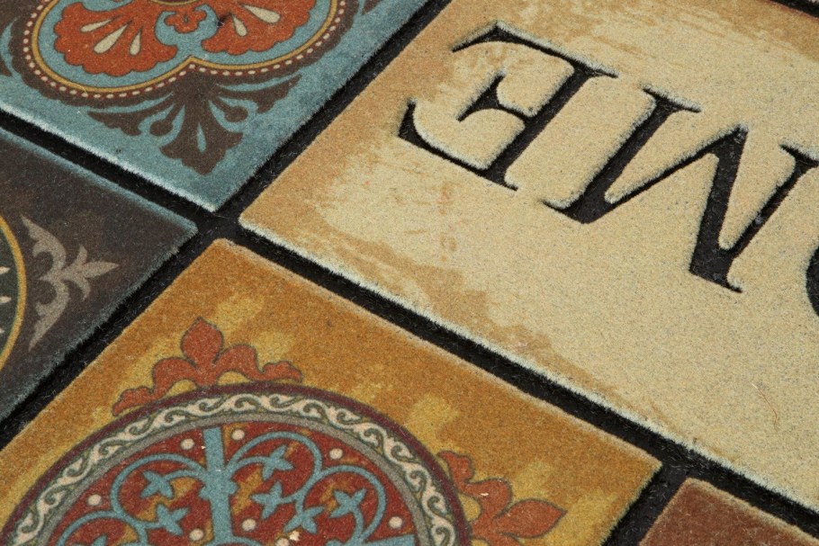 Красивый придверный коврик