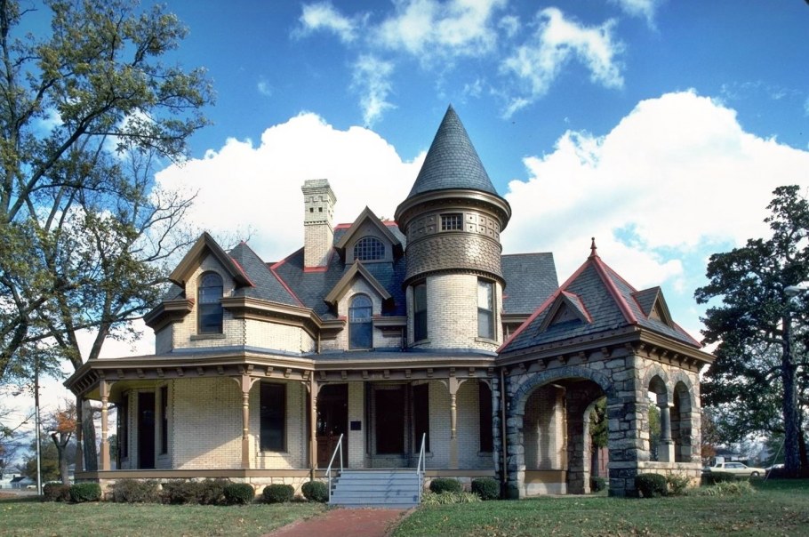 Проект дома в замковом стиле v-550-1k