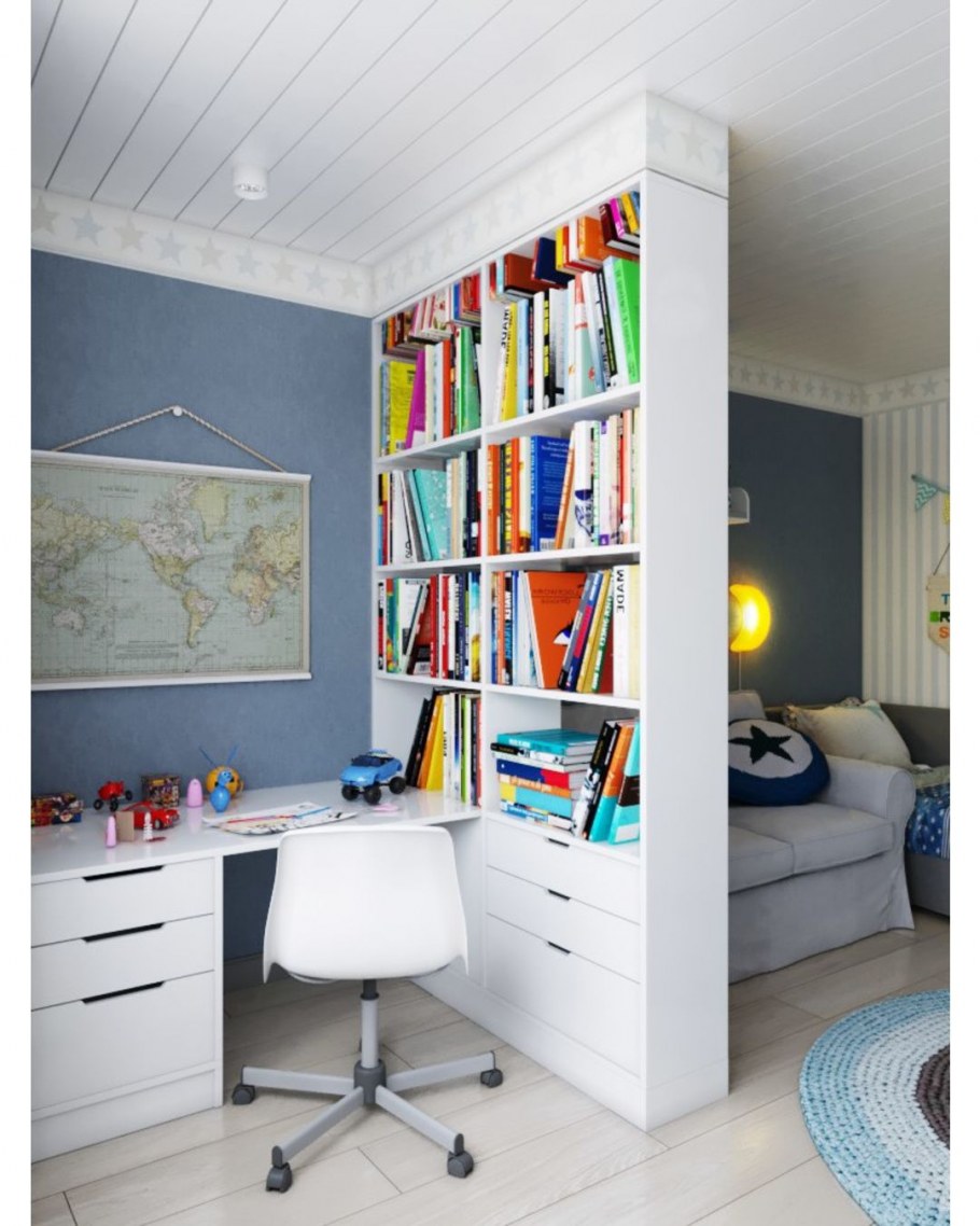 Длинный письменный стол вдоль окна