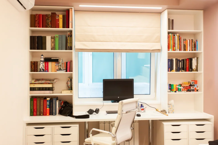 Письменный стол для школьника у окна
