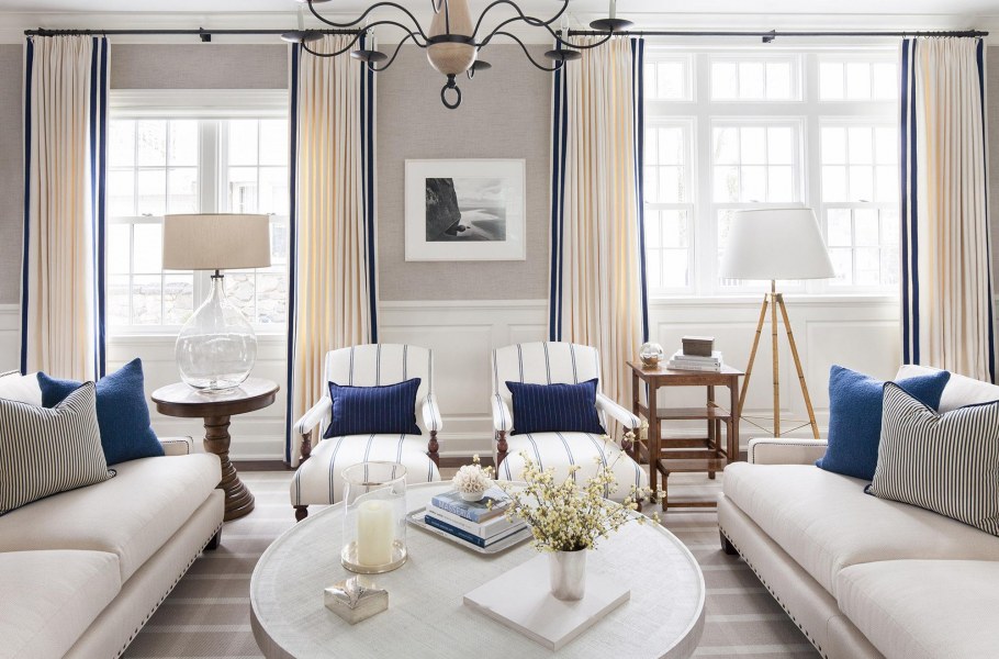 Коричневая гостиная с яркими акцентами