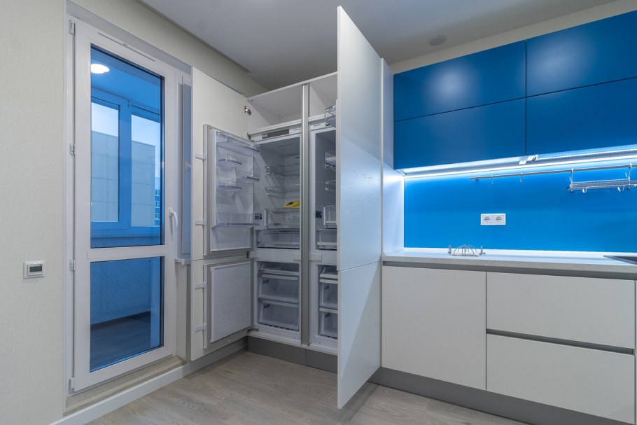 Встроенный холодильник с интегрированными ручками