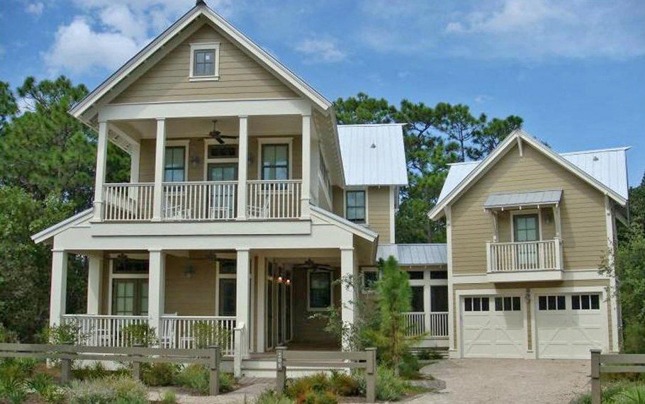 Бежевый деревянный дом