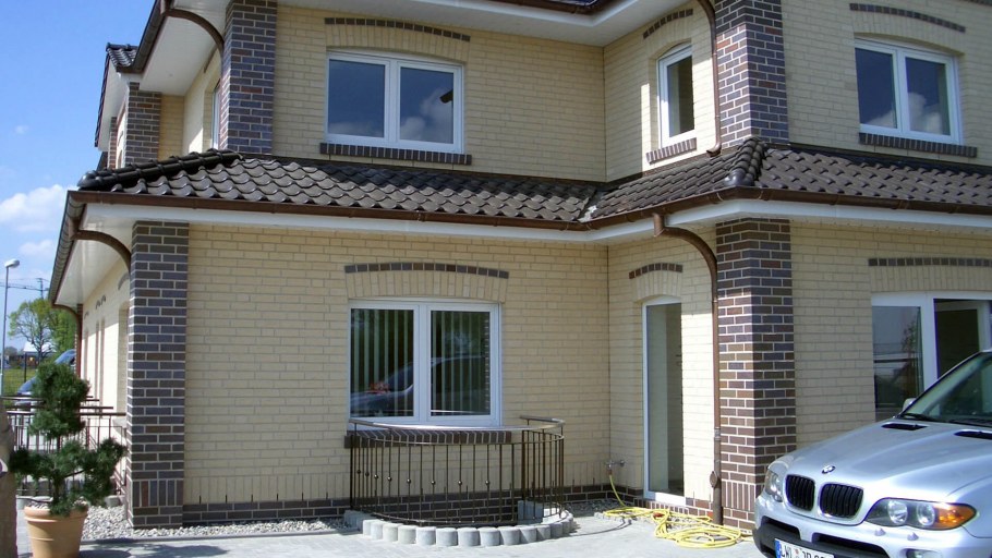 Фасады домов из светлого кирпича