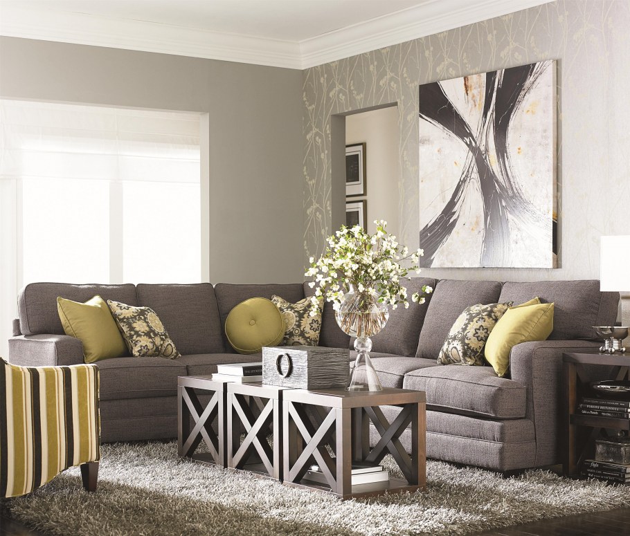 Серые стены диван