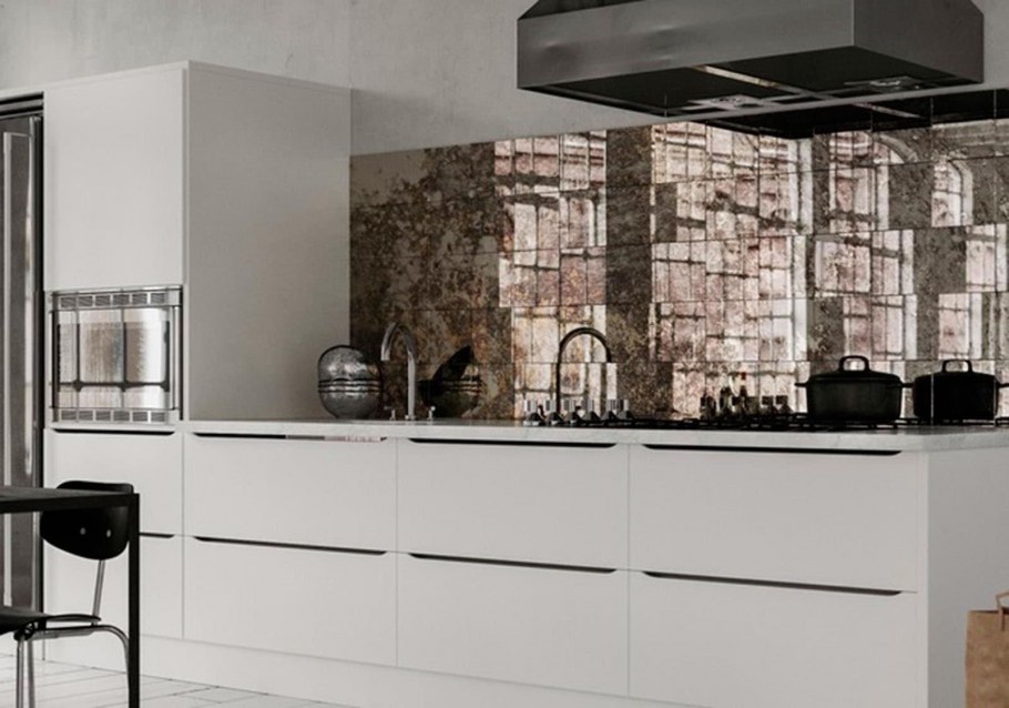 Зеркальная плитка на кухне фартук